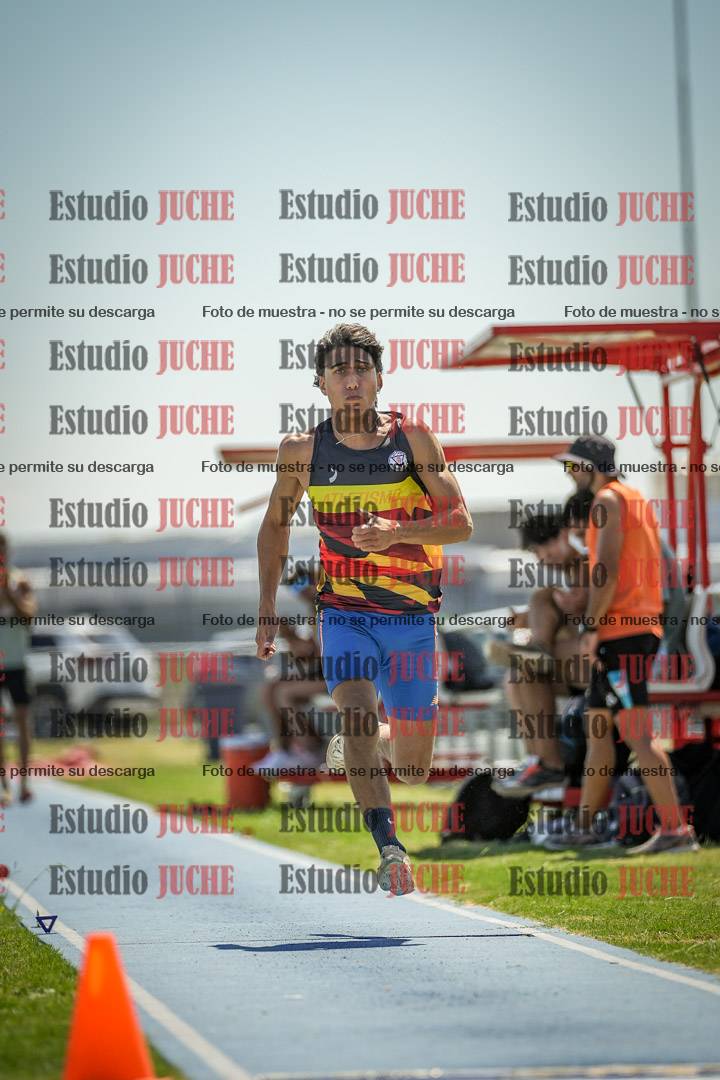Fotos del salto en largo de varones - mayores