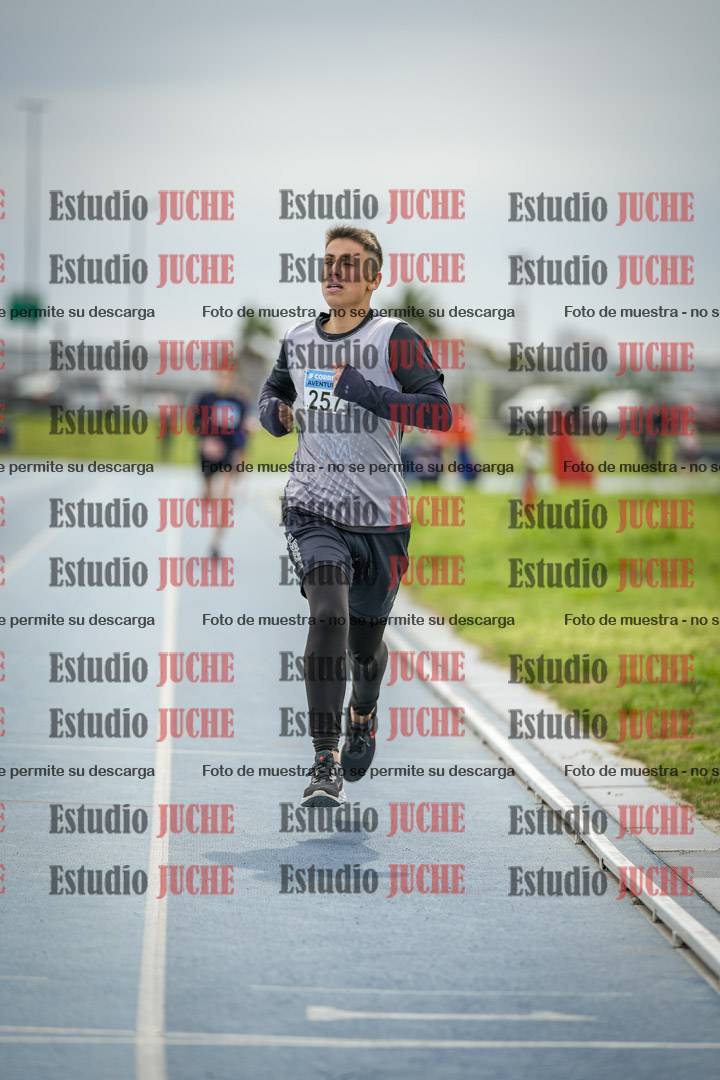 Fotos de los 800 m llanos de varones - U14