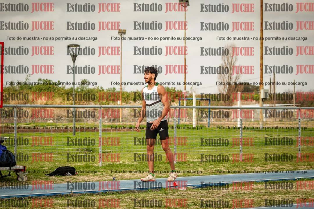 Fotos del salto en largo de varones - mayores