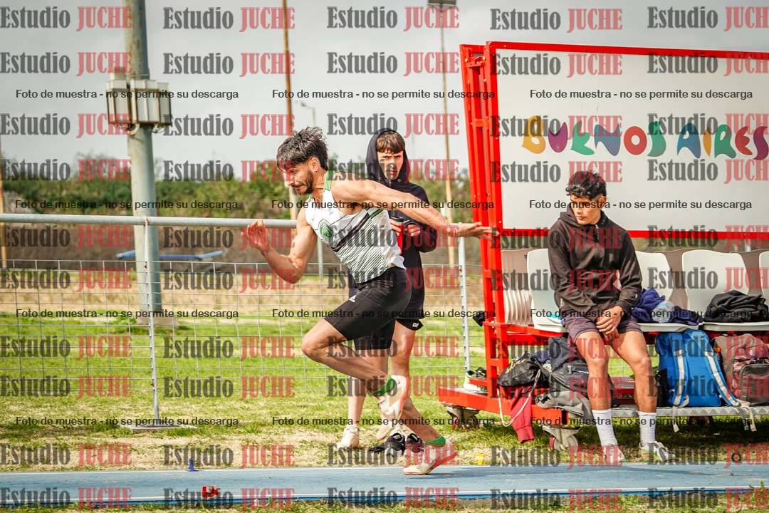 Fotos del salto en largo de varones - mayores