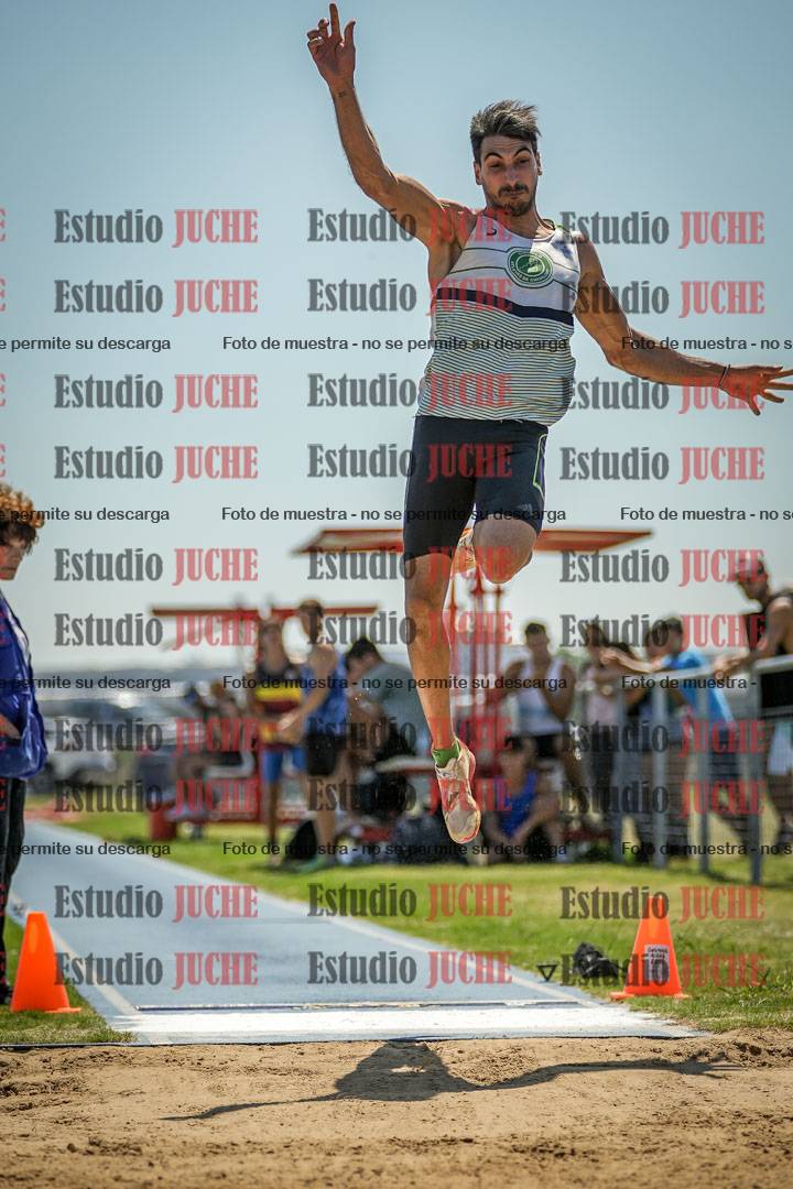 Fotos del salto en largo de varones - mayores