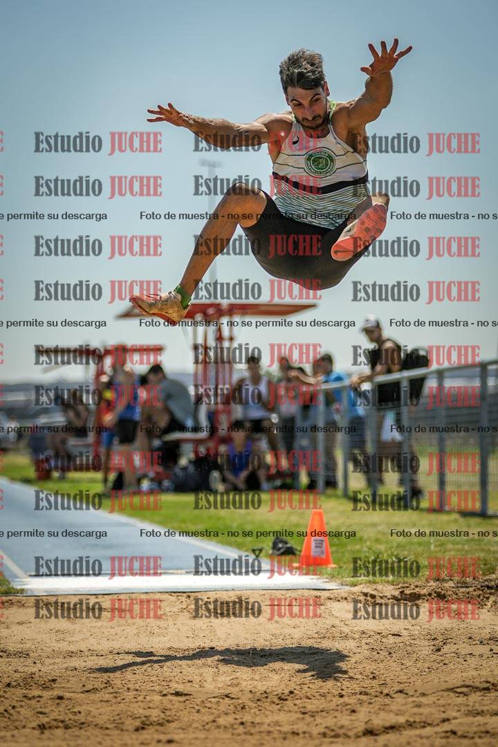 Fotos del salto en largo de varones - mayores