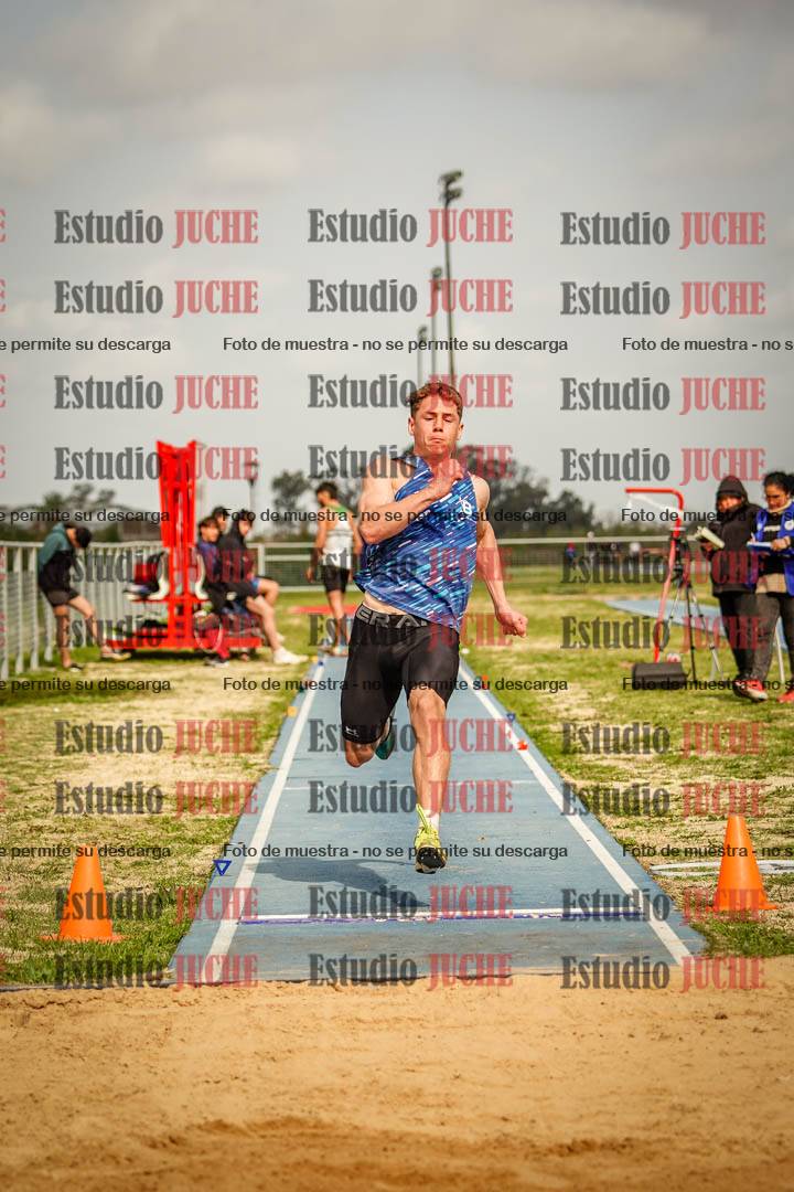 Fotos del salto en largo de varones - mayores