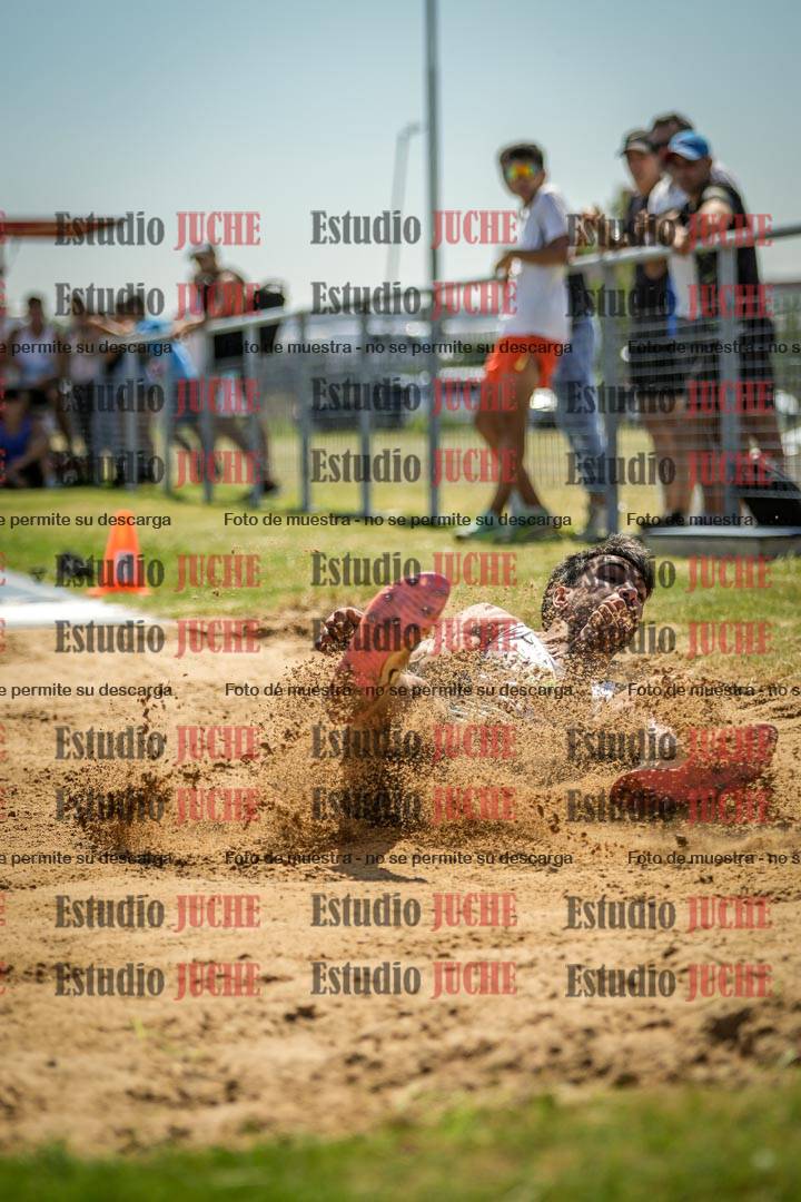 Fotos del salto en largo de varones - mayores