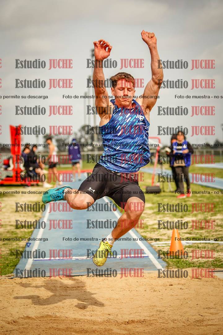 Fotos del salto en largo de varones - mayores
