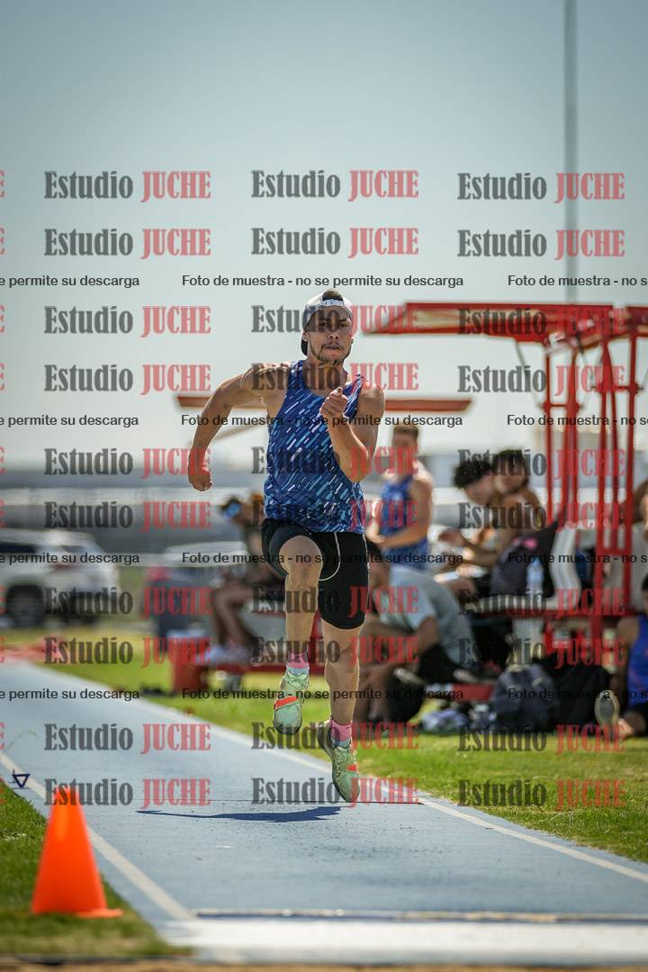 Fotos del salto en largo de varones - mayores