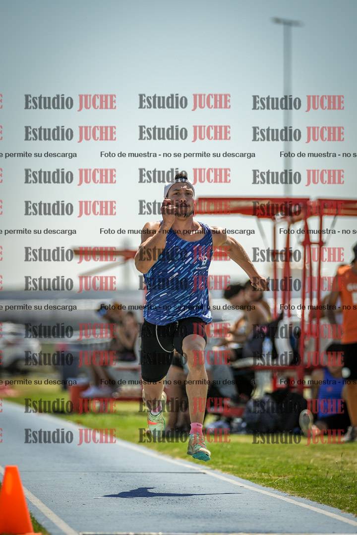 Fotos del salto en largo de varones - mayores