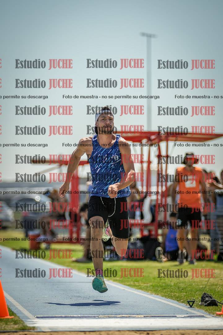 Fotos del salto en largo de varones - mayores