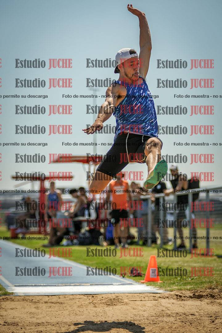 Fotos del salto en largo de varones - mayores