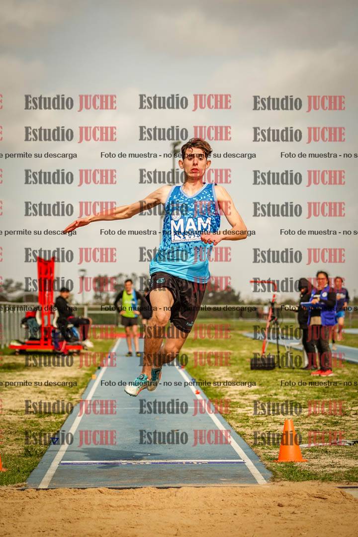 Fotos del salto en largo de varones - mayores