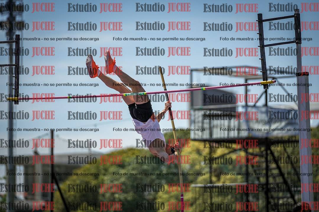 Fotos del salto con garrocha de mujeres y varones