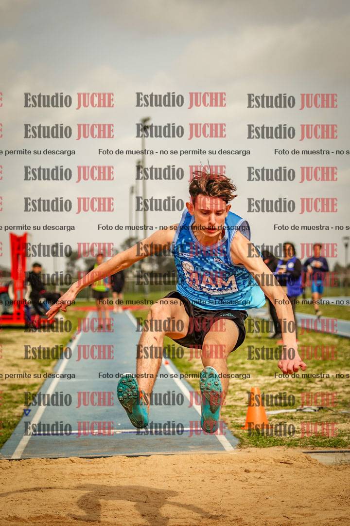Fotos del salto en largo de varones - mayores