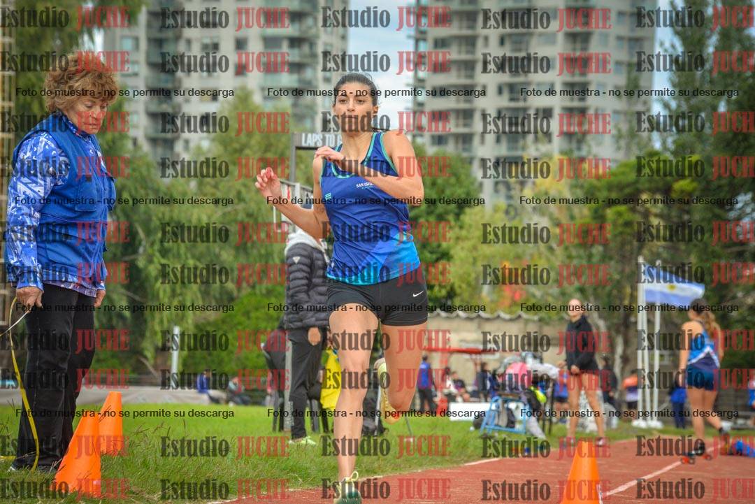 Fotos del salto en largo - mujeres mayores
