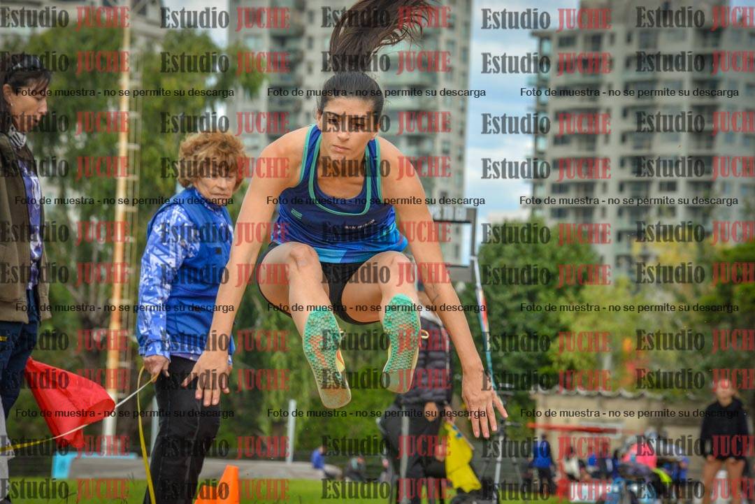 Fotos del salto en largo - mujeres mayores