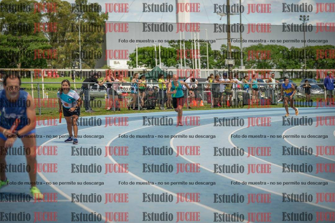 Fotos de la largada de los relevos 20' para running teams - serie 1