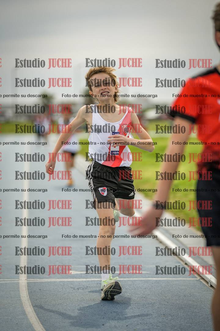Fotos de los 800 m llanos de varones - U14