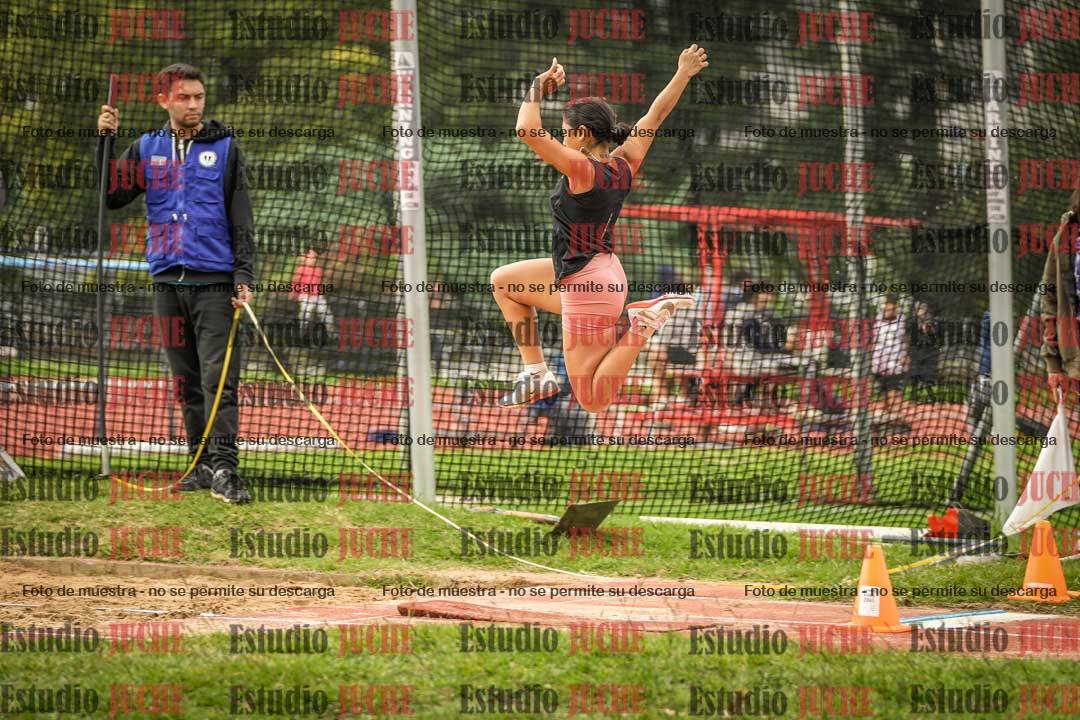 Fotos del salto en largo - mujeres mayores