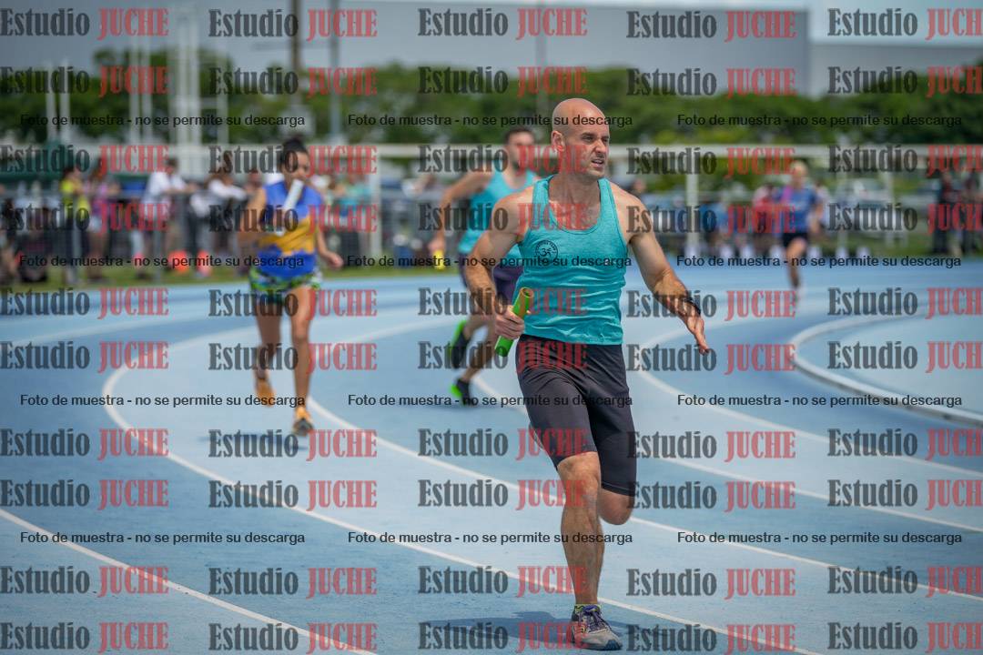 Fotos de la largada de los relevos 20' para running teams - serie 1