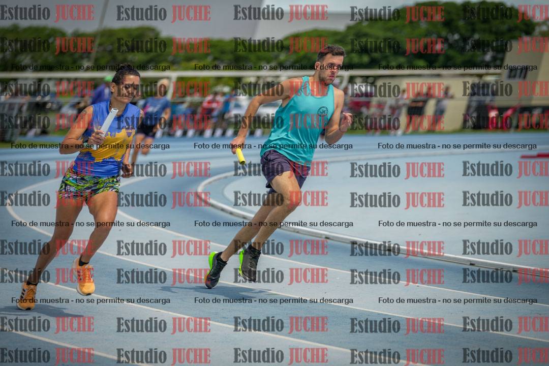 Fotos de la largada de los relevos 20' para running teams - serie 1