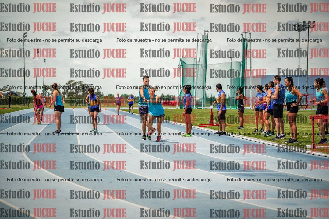 Fotos durante el transcurso de los relevos 20' para running teams - serie 1