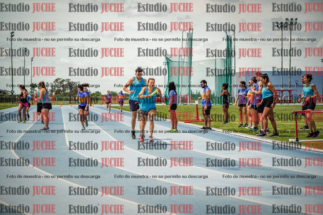 Fotos durante el transcurso de los relevos 20' para running teams - serie 1