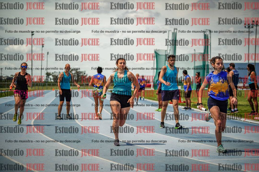 Fotos durante el transcurso de los relevos 20' para running teams - serie 1