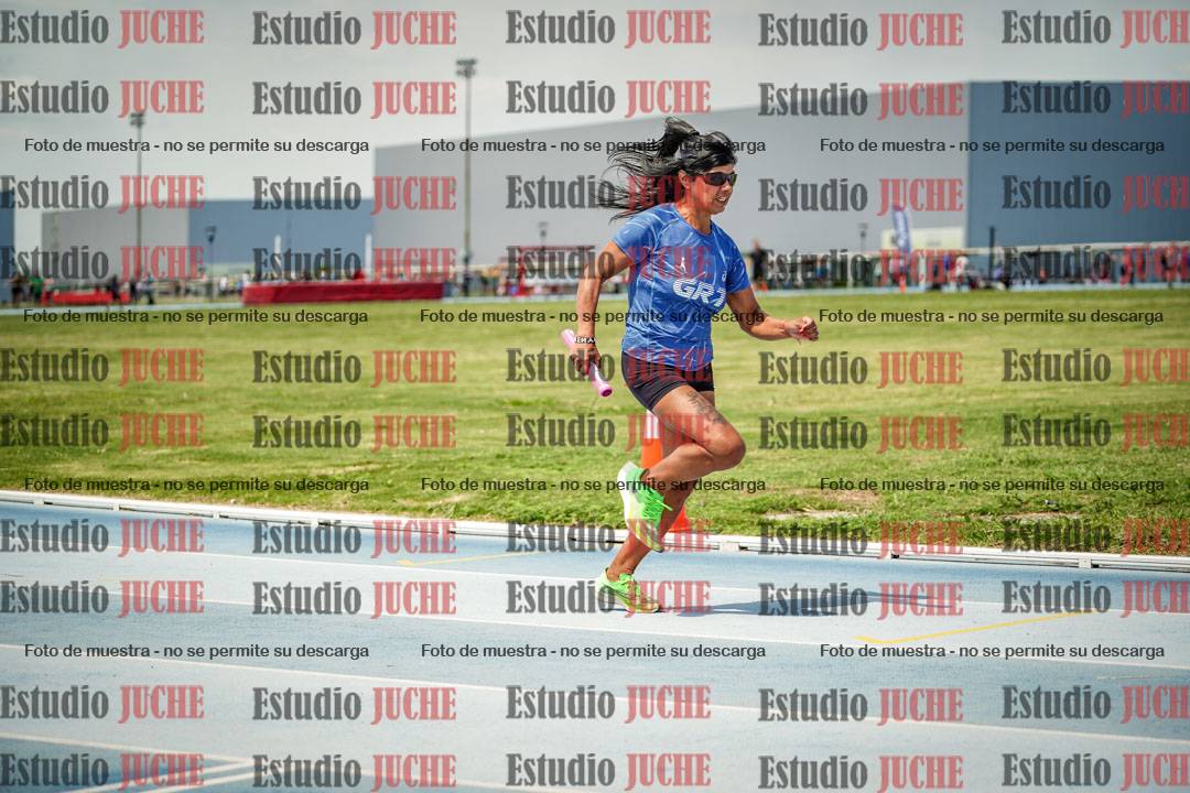 Fotos durante el transcurso de los relevos 20' para running teams - serie 1