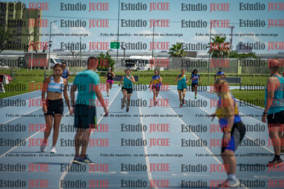 Fotos durante el transcurso de los relevos 20' para running teams - serie 1