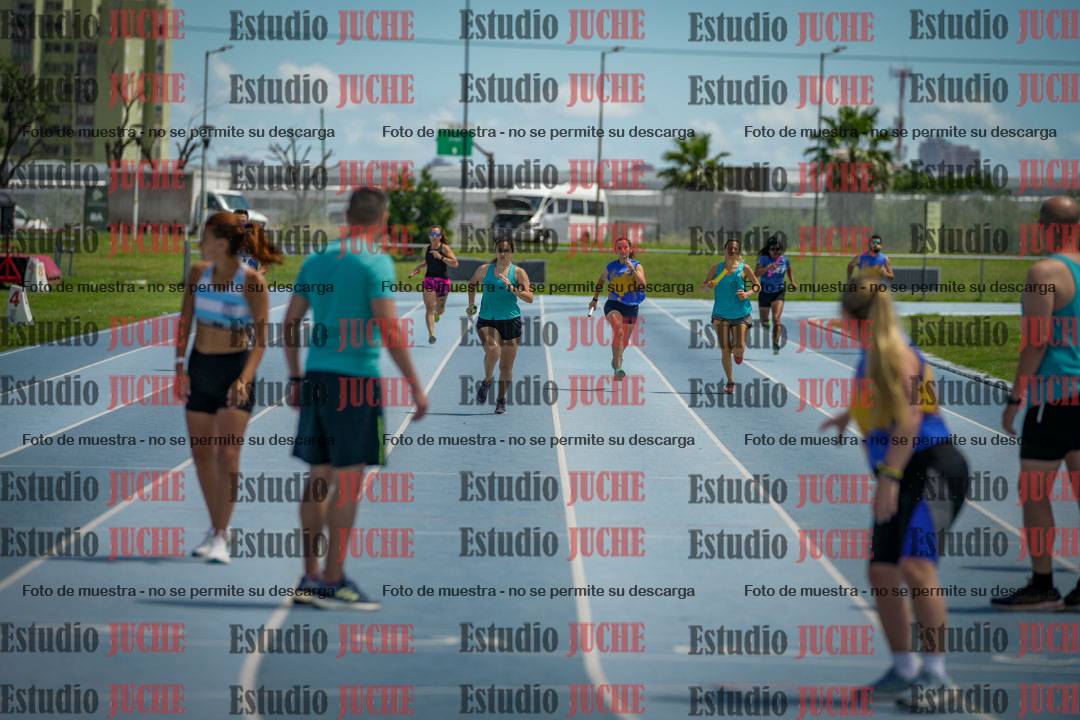 Fotos durante el transcurso de los relevos 20' para running teams - serie 1