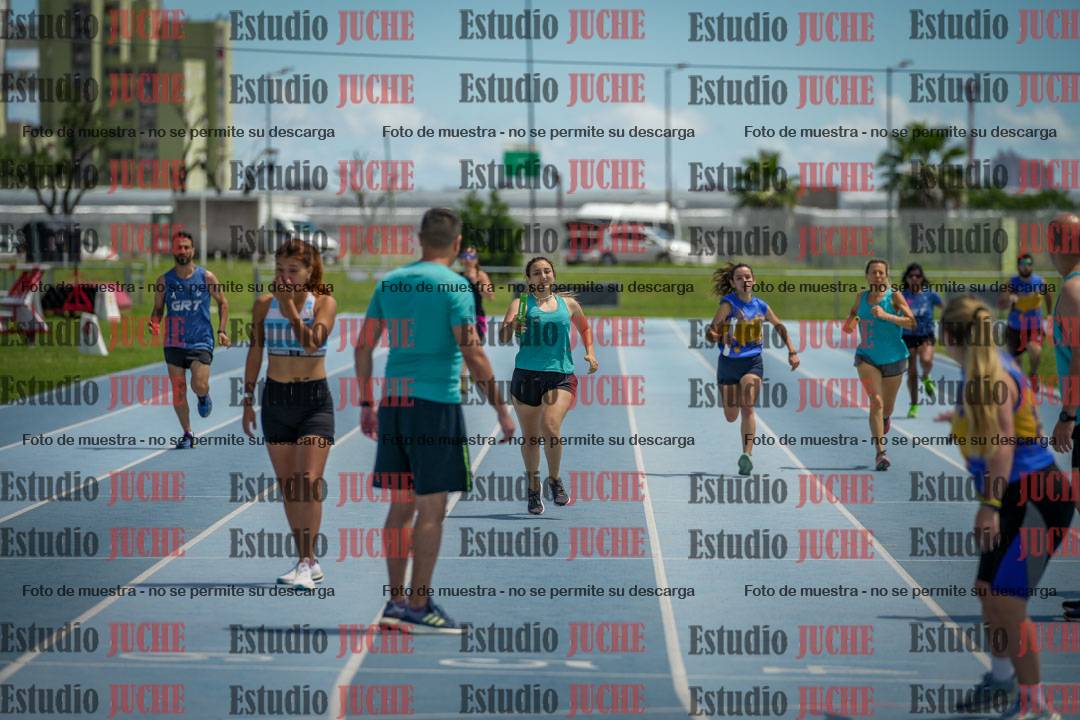Fotos durante el transcurso de los relevos 20' para running teams - serie 1
