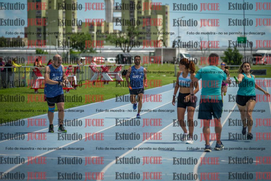 Fotos durante el transcurso de los relevos 20' para running teams - serie 1