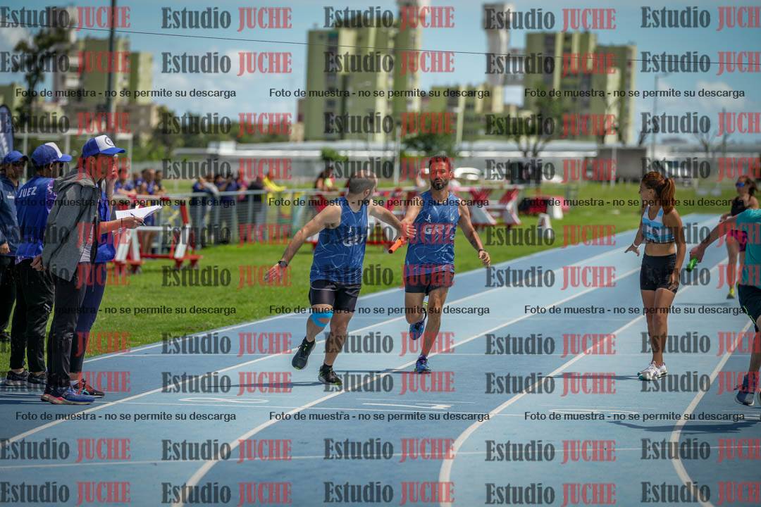 Fotos durante el transcurso de los relevos 20' para running teams - serie 1