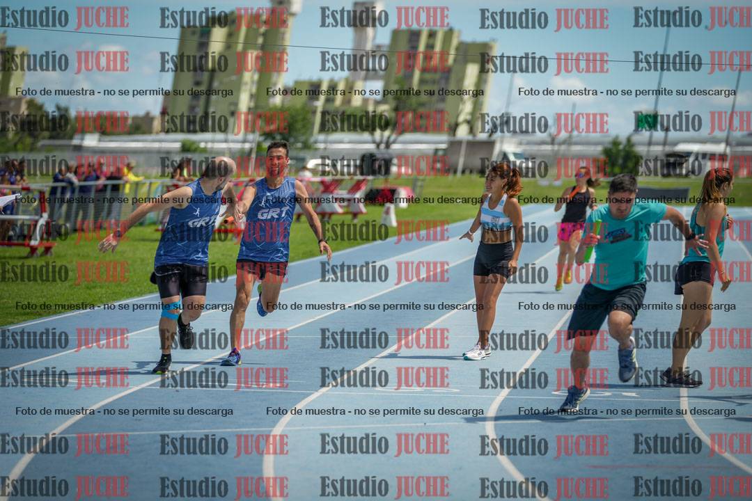 Fotos durante el transcurso de los relevos 20' para running teams - serie 1