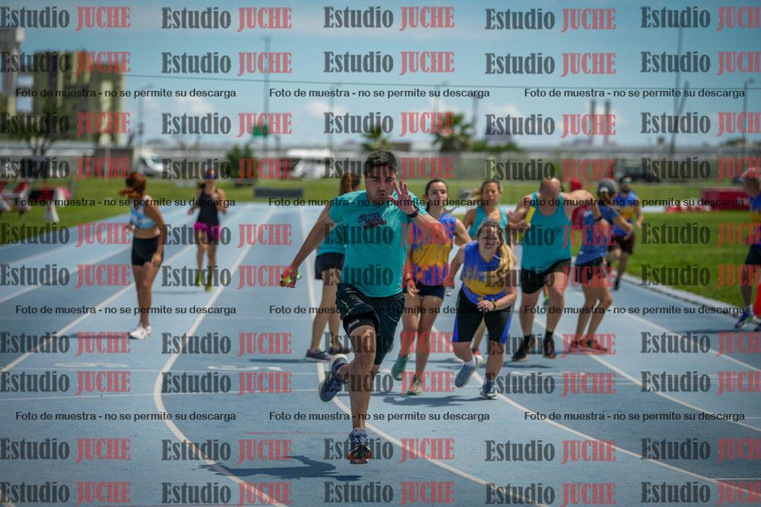 Fotos durante el transcurso de los relevos 20' para running teams - serie 1