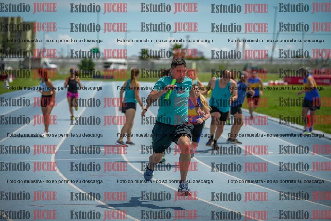Fotos durante el transcurso de los relevos 20' para running teams - serie 1