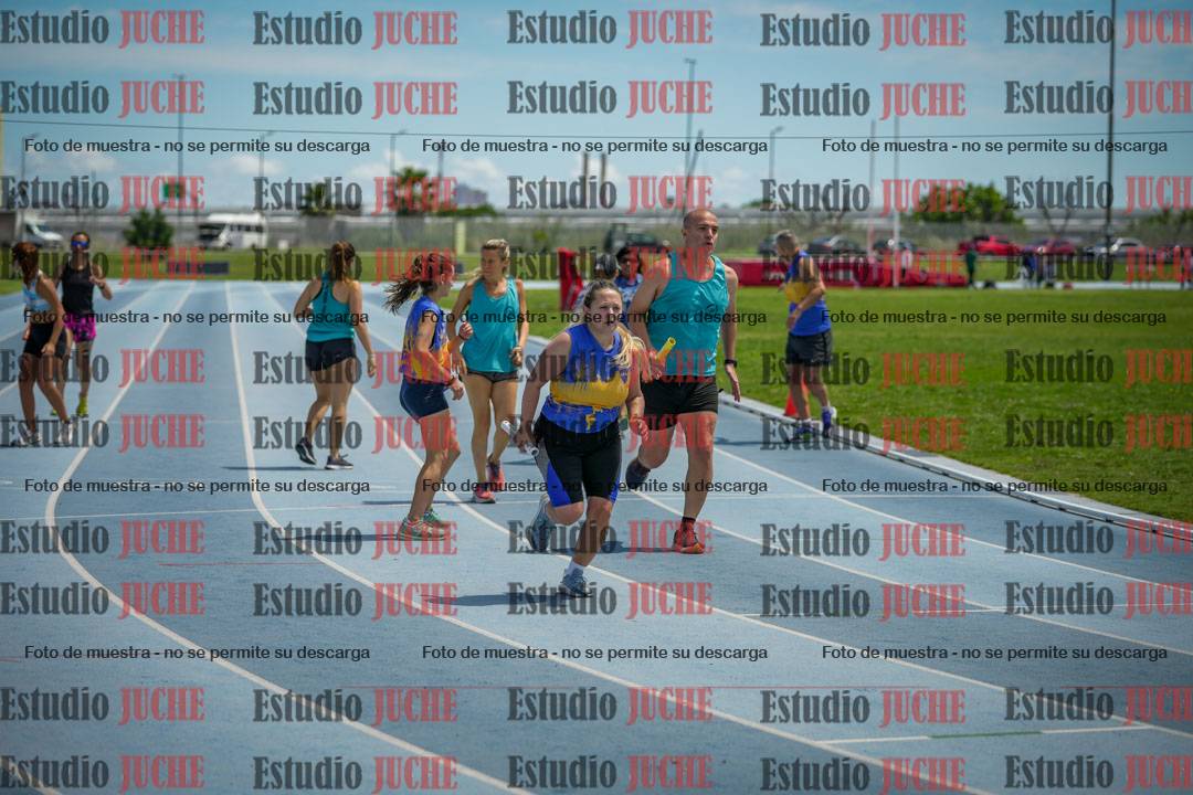 Fotos durante el transcurso de los relevos 20' para running teams - serie 1