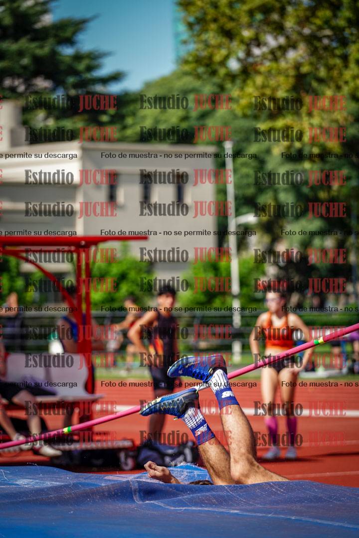 Fotos del salto en alto de mujeres y varones