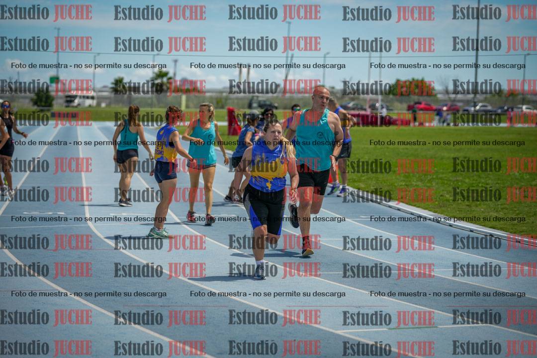 Fotos durante el transcurso de los relevos 20' para running teams - serie 1