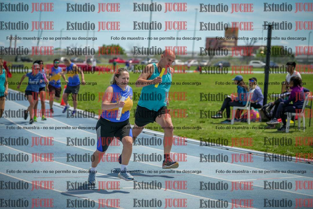 Fotos durante el transcurso de los relevos 20' para running teams - serie 1