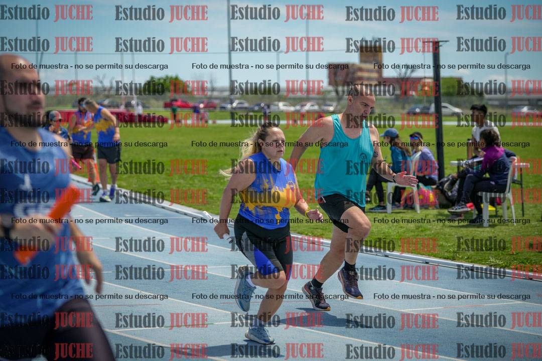 Fotos durante el transcurso de los relevos 20' para running teams - serie 1