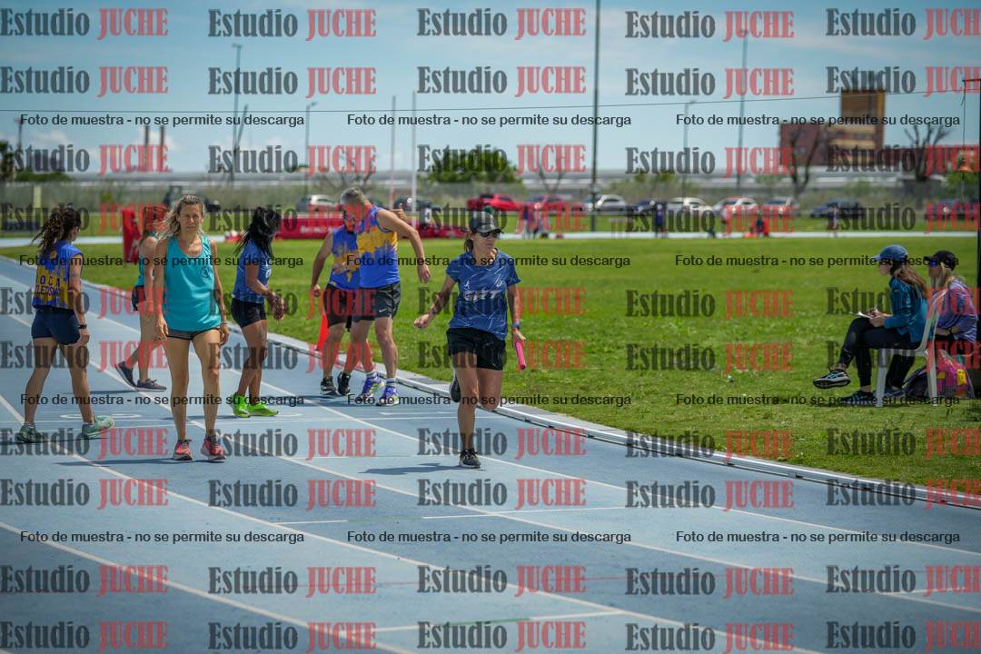 Fotos durante el transcurso de los relevos 20' para running teams - serie 1