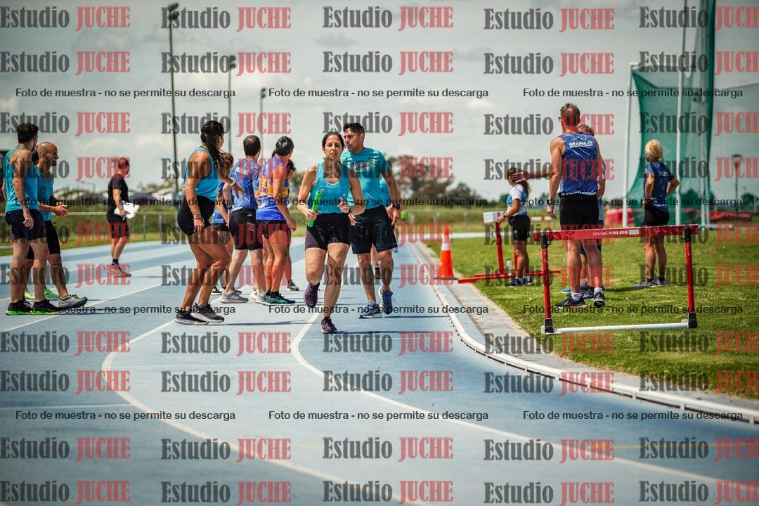 Fotos durante el transcurso de los relevos 20' para running teams - serie 1