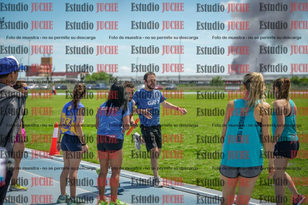 Fotos durante el transcurso de los relevos 20' para running teams - serie 1