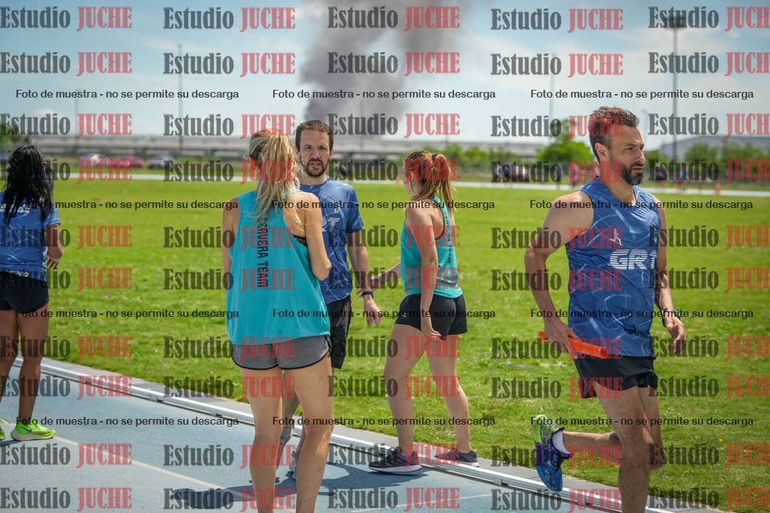 Fotos durante el transcurso de los relevos 20' para running teams - serie 1