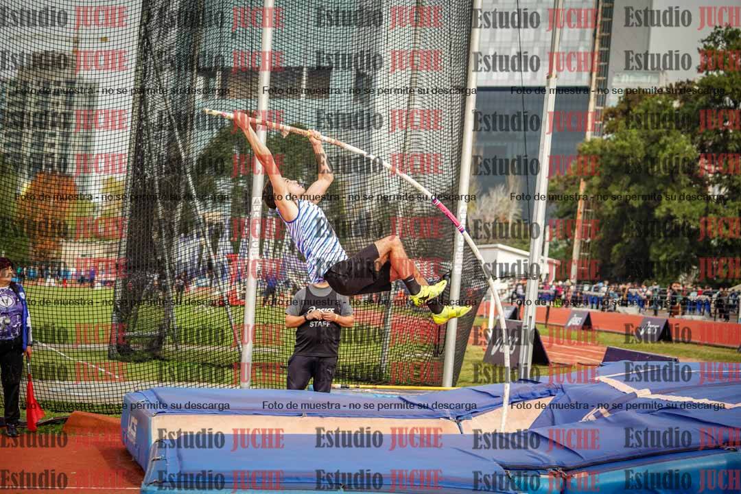 Fotos del salto con garrocha de varones