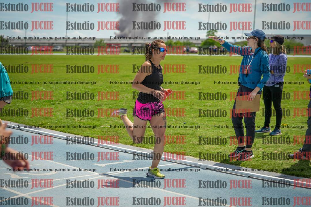 Fotos durante el transcurso de los relevos 20' para running teams - serie 1