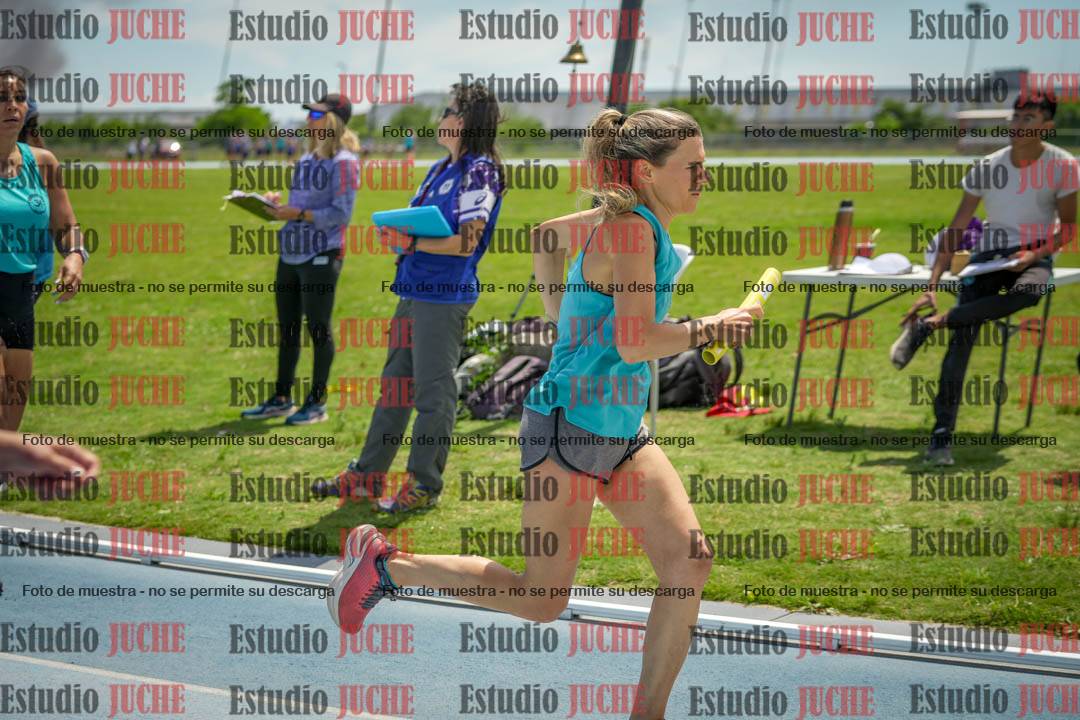 Fotos durante el transcurso de los relevos 20' para running teams - serie 1