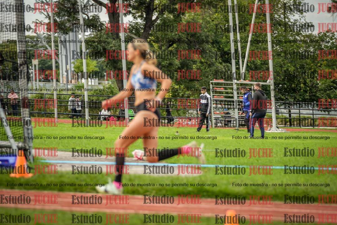 Fotos del salto en largo - mujeres mayores