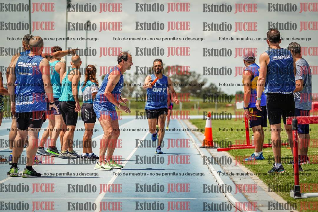 Fotos durante el transcurso de los relevos 20' para running teams - serie 1