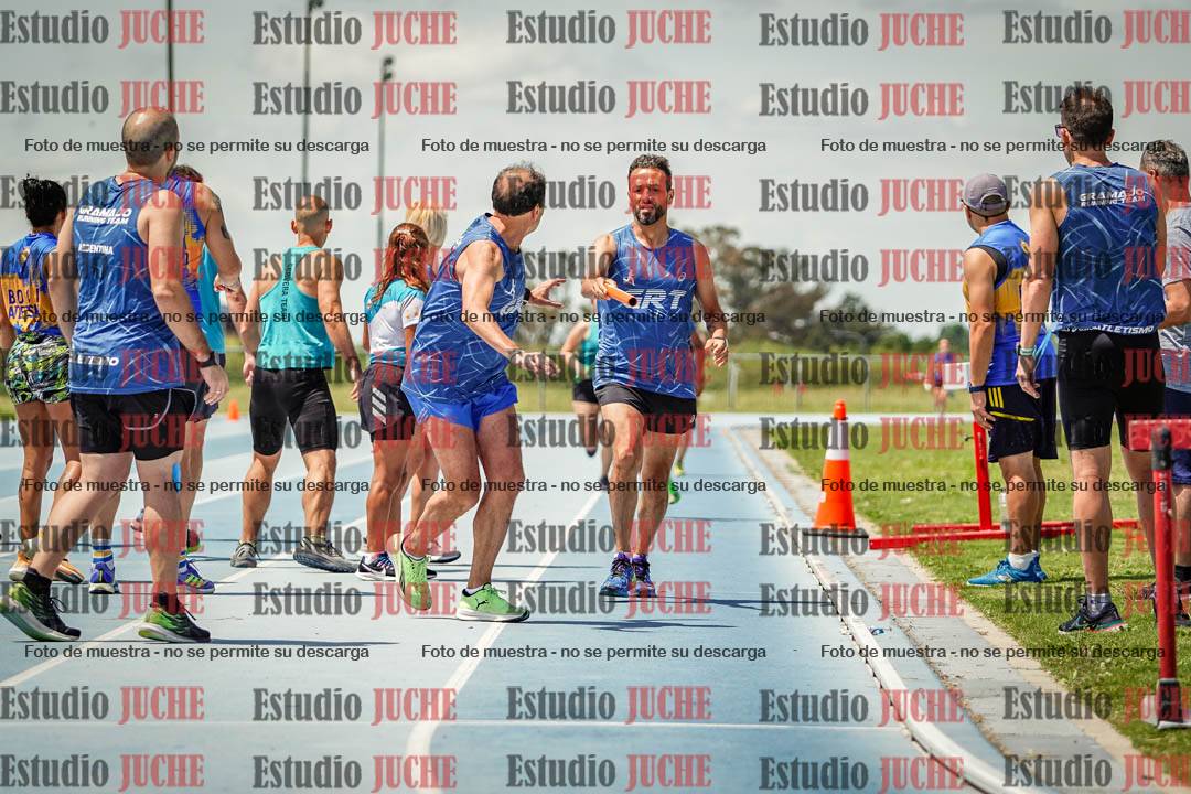 Fotos durante el transcurso de los relevos 20' para running teams - serie 1